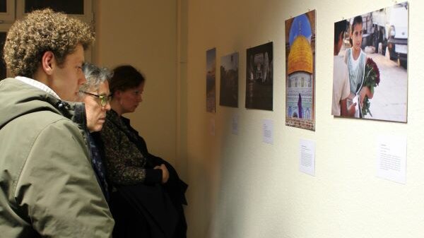 Guests of the Salon Sophie Charlotte looking at the AGYA picture exhibition