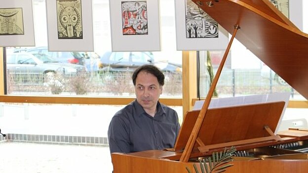 Mann an Klavier