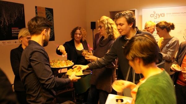 Guests of the Salon Sophie Charlotte trying different hummus recipes