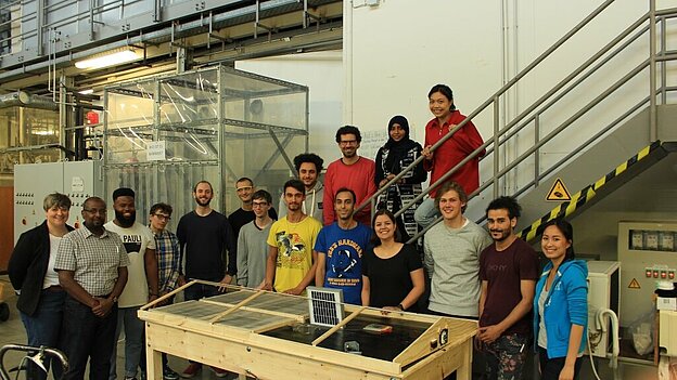 The solar dryer and the workshop's participants