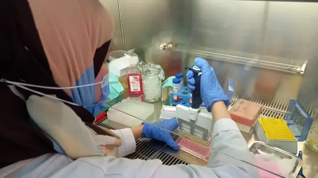 Scietist working in a lab
