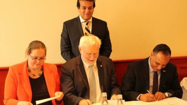 The Egyptian minister of higher education, president of ASRT Mahmoud Sakr and BBAW president Grötschel signing a memorandum of understanding to establish an AGYA office at ASRT in Cairo