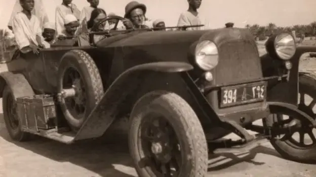 Brigitte Schiffer (at the wheel), Hans Hickmann and companion, Sahara/Oasis Siwa 1932