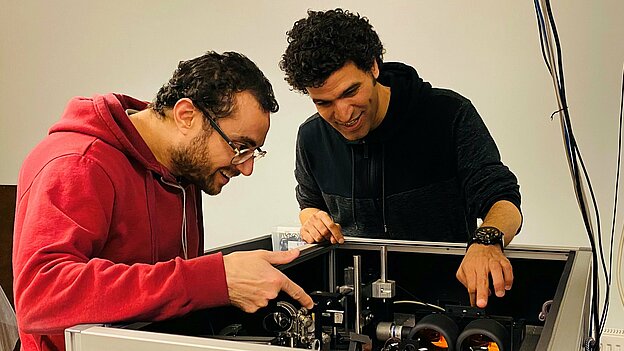 AGYA member Abdel-Hafiez together with a colleague in the lab