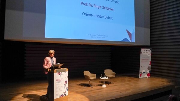 Prof. Dr. Birgit Schäbler holding a lecture on stage